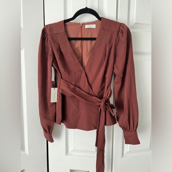 NWT Babaton Bello Blouse Sz XS Maroon Vneck - Picture 2 of 4